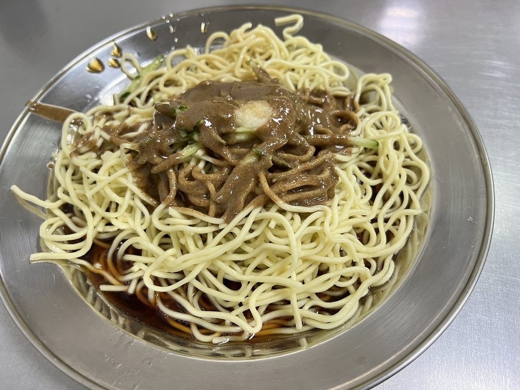 【台北南港美食】闞記涼麵，南港車站前的平價親民美食，多樣精彩