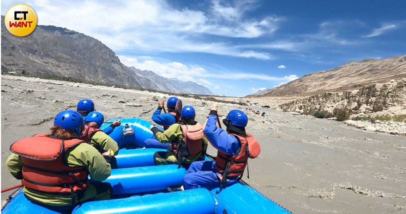 同船夥伴邊喊口令「一二一二」邊同步划槳，整個山谷彷彿都是我們的回聲。（圖／九十路公車提供）