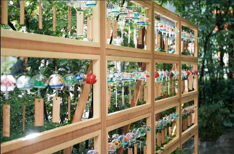 微風吹拂，風鈴清響，為城市奏出一曲悠然的夏日樂章。（©一般社団法人日本橋室町エリアマネジメント事務局）