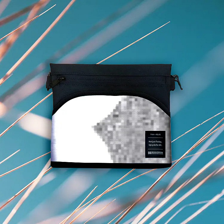 以《奧拉弗．埃利亞松：你的好奇旅程》回收的展覽宣傳帆布及路燈旗布為材料，透過臺灣老師傅的手工縫紉結合當代設計美學，輕巧獨特的「循環隨行包」