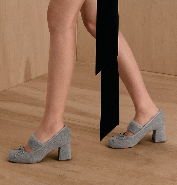 一直深受眾多時髦女孩青睞的Charles&Keith，本季緊貼秋冬瑪莉珍鞋的流行趨勢，推出多款兼具設計感與實穿性的可愛鞋履。其中，這款「Winona」瑪莉珍鞋，便是以優雅與甜美並存的細節設計脫穎而出。鞋面點綴精緻蝴蝶結，搭配淺灰色針織帶，營造出層次豐富的視覺效果。
