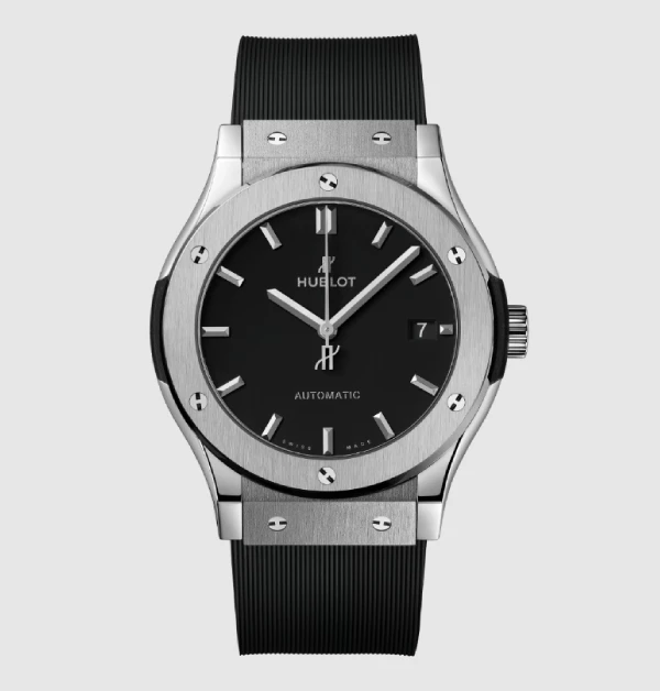 不同於Hublot另一「 Big Bang」系列所強調前衛與張揚的視覺衝擊，品牌將這種帶有「少即是多」的製錶哲學，灌注在「Classic Fusion」系列中，讓人舉手投足間，隱約散發出一種內斂、乾淨的富家子弟氣質，真的高級得讓人過目難忘！（商品價格約：NTD 257,000）