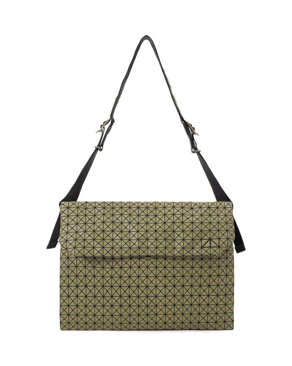 「Froggy」以大容量以及可肩背的特型，成為通勤包的首選，在本季品牌以墨綠色重新演繹，中性的色彩與外型，不管男女都很適合做搭配。