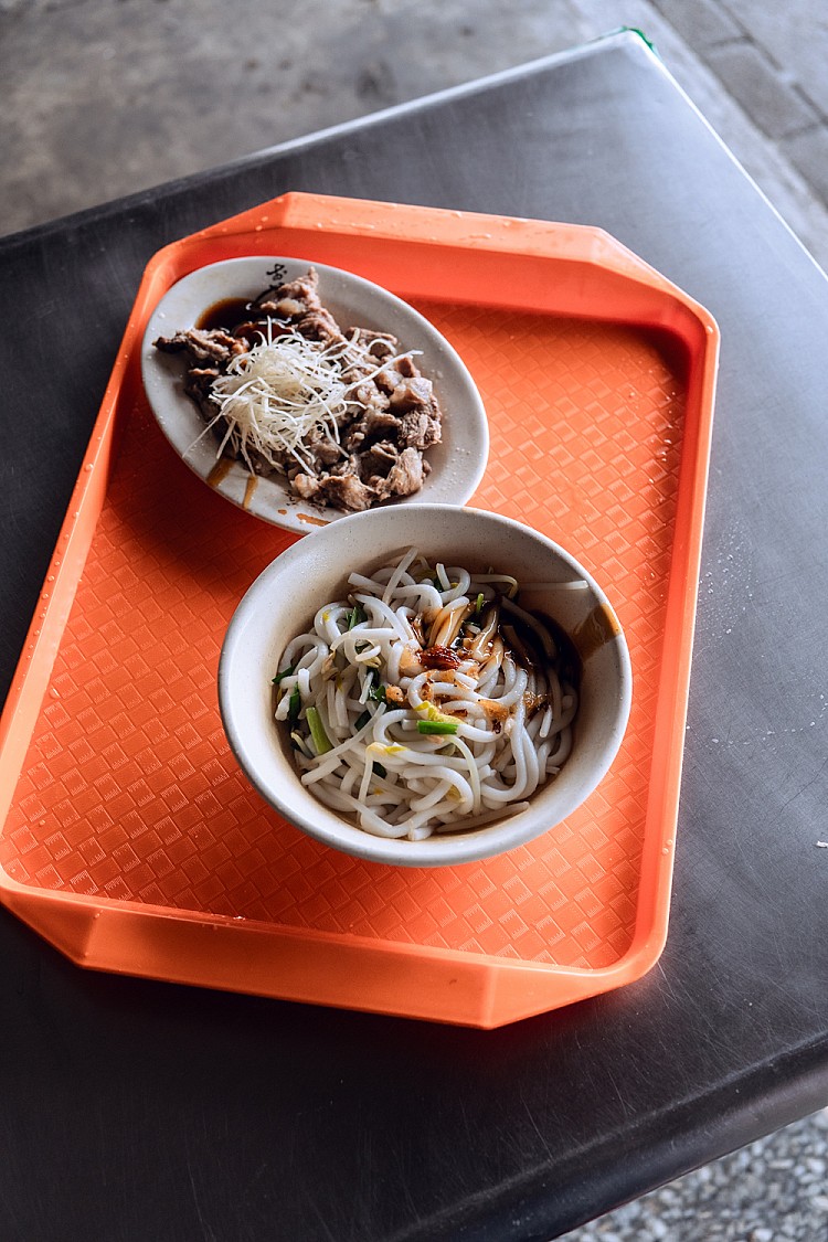 環南市場周邊熱門早餐「環南市場米苔目」，這家在地飄香40年的小店，是許多老客每天報到的地方。