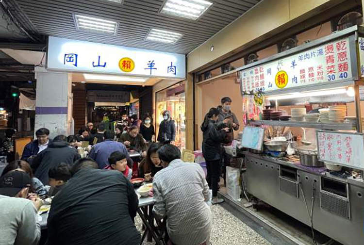 新店美食推薦「賴岡山羊肉」！滷肉飯滿滿膠質 ，帶皮羊肉湯讚到google給4.5顆星！