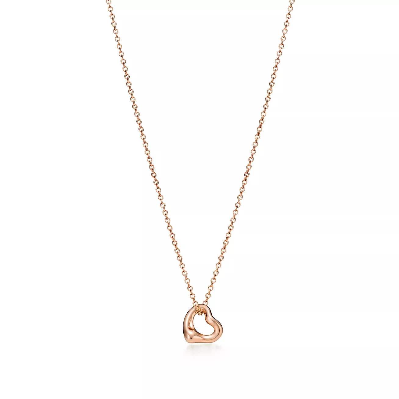 Elsa Peretti 為 Tiffany & Co. 設計的 Open Heart，可說是珠寶史上最具辨識度的心形設計之一。她在1970年代提出「有機線條」的設計理念，讓珠寶呈現柔和流動的曲線，而非傳統的裝飾性輪廓。這款 Open Heart 項鍊以18K玫瑰金打造，7毫米的尺寸小巧精緻，鏤空結構使整體看起來更輕盈。設計看似簡單，實際上比例經過精密調整，使心形弧度自然且優雅。多年來，Open Heart 一直被視為品牌的經典象徵之一。對於想入手第一件精品珠寶的人而言，它的魅力在於耐看且不受潮流限制，無論搭配襯衫、洋裝或針織衫，都能輕鬆融入日常造型。