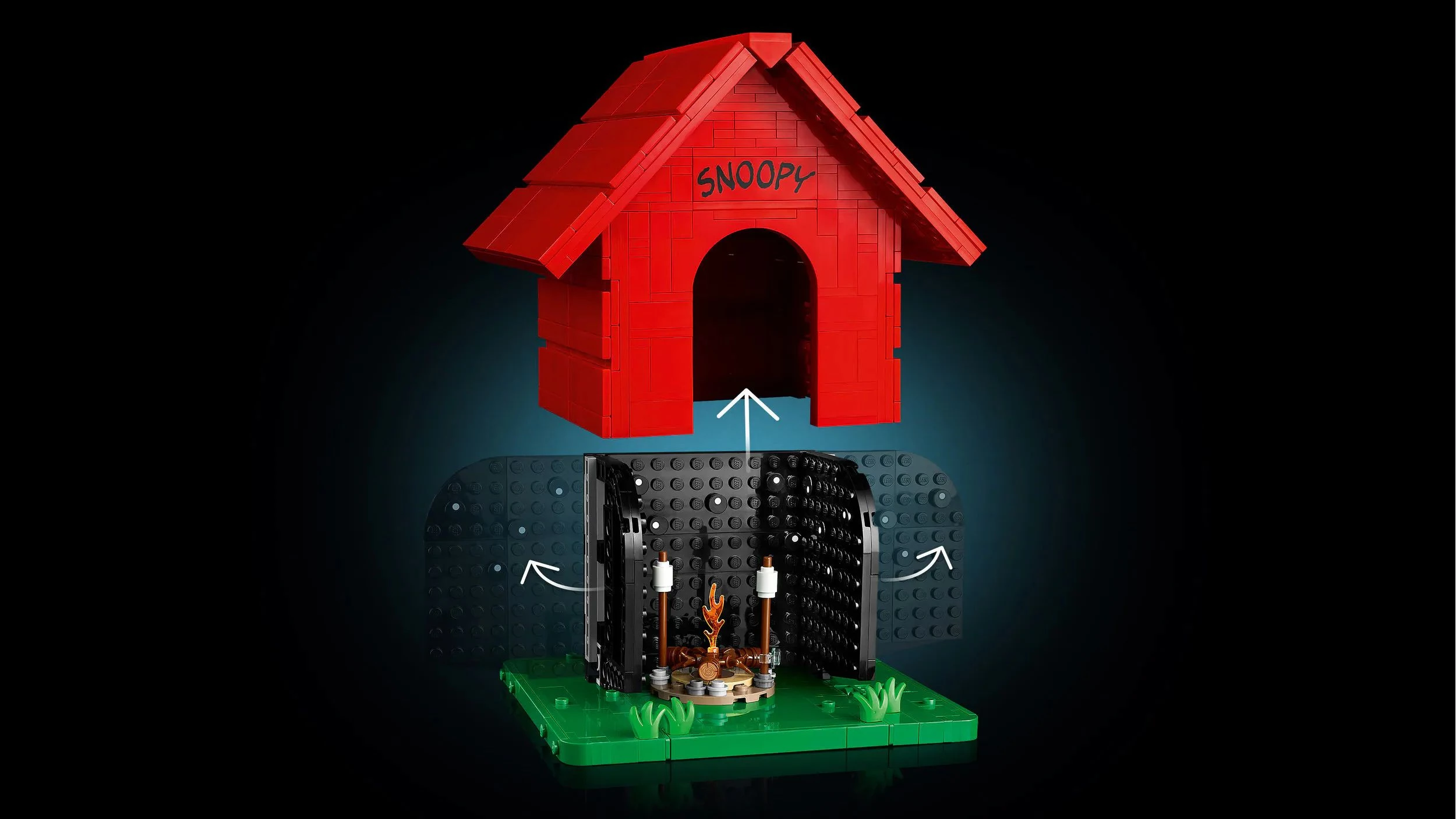 史努比狗屋本體可從底座拆下，內牆還能展開，形成滿天星星的夜空背景。搭配營火與烤棉花糖配件，能營造出史努比與胡士托夜晚露營的情境。從日間屋頂場景到夜晚星空版本，展示模式可依喜好切換。