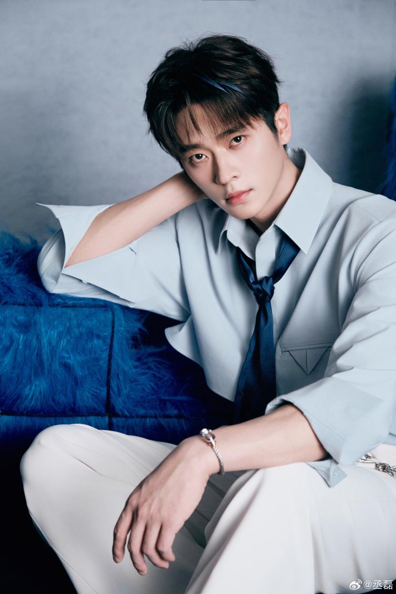 丞磊畢業於河北美術學院建築設計系