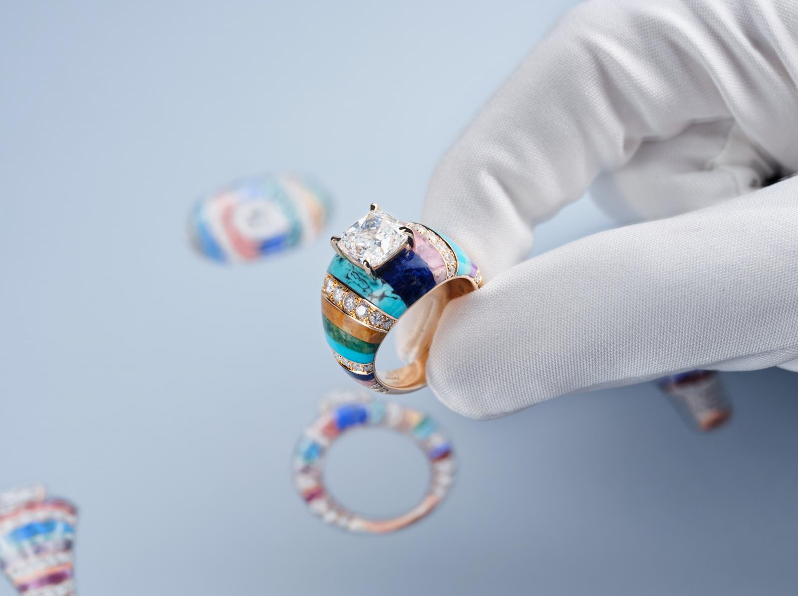 《Shapes of Extraleganza》不僅是頂級珠寶的展演，更是一場橫跨藝術、建築與設計的文化回顧。從流線到幾何，從色彩到自然，伯爵以不同篇章回應過往藝術大師的靈感，同時提出屬於當代的答案。當展覽自巴塞隆納走到香港，它所帶來的不只是視覺震撼，更是對奢華定義的重寫：優雅可以叛逆，經典亦能前衛，而真正的美，往往誕生於一次次的時代對話之中。