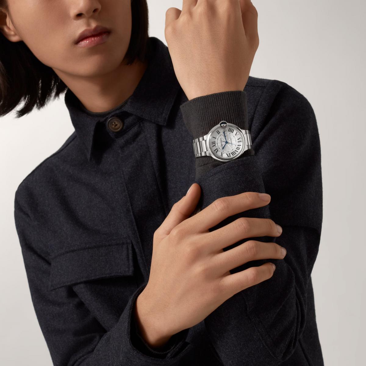 Ballon Bleu 彷彿一顆在空中飄浮的藍色氣球，將圓潤與輕盈化為詩意。於2007年首次推出，設計以「圓中之圓」為理念，將藍色凸圓尖晶石錶冠嵌入錶殼凹槽，使羅馬數字與劍形指針環繞其中，宛如在光影中旋舞。