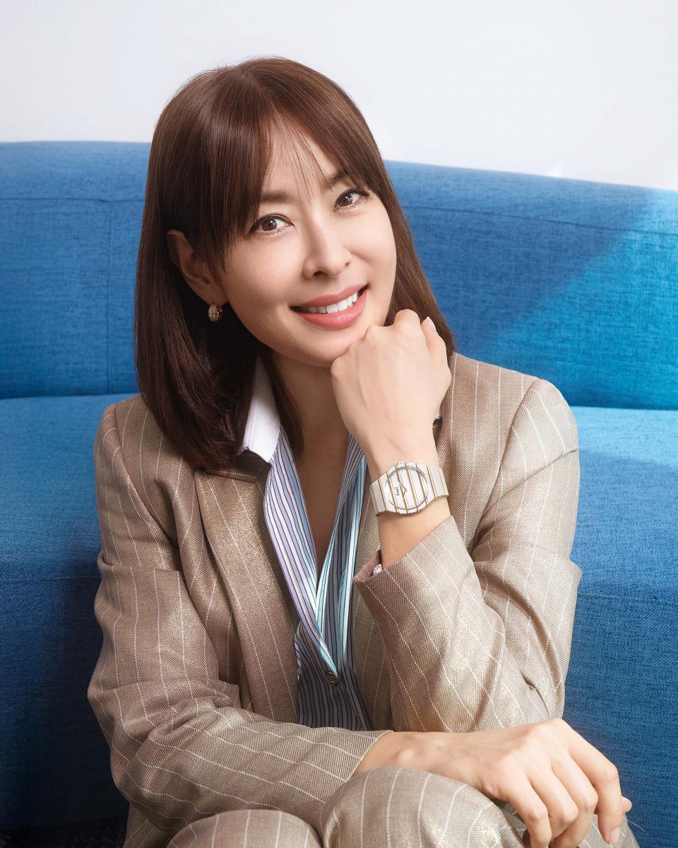 38毫米的錶徑設定，為 Polo 79 定調出清楚而成熟的性格。它並不急於吸引目光，也不刻意放大存在感，而是回到比例與佩戴感本身，讓腕錶自然貼合手腕。一體式鍊帶順勢延伸視覺線條，柔化錶頭輪廓，使整體造型更顯平衡，也讓不同手腕條件都能輕鬆駕馭。這樣的中性設計，讓風格回到佩戴者自身。作為 Piaget 風格大使，范少勳的詮釋正好點出這只腕錶的核心精神，不預設角色、不限定風格，無論男女，都能自在成立。同樣地，台北101董事長賈永婕，亦是在近日的 Polo 79 巡展首站佩戴這款腕錶現身，與一身俐落的煙燻栗色套裝並行，讓高級腕錶的價值不只停留在展示層面，而是真正落實於日常穿著之中。