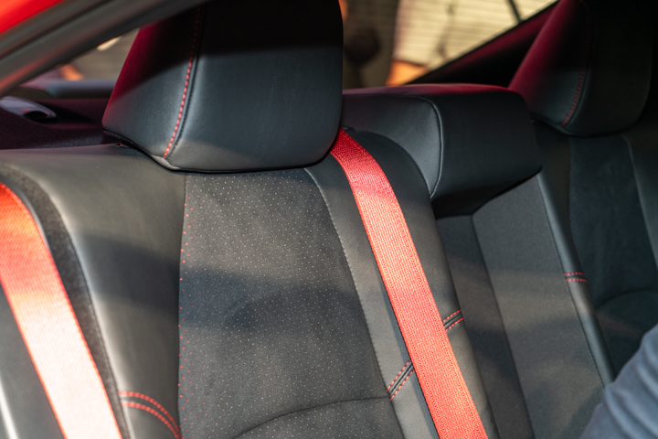 特意搭配上的紅色安全帶作為點綴，讓乘坐者也能感受到新一代 Toyota Corolla Altis GR SPORT 的性能駕馭風範。