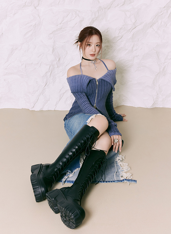 舒華穿搭示範 激讚舞台輕量鋸齒底綁帶長靴 D+AF 2024年秋冬系列品牌代言人舒華時尚魅力解析 時尚焦點 酷辣有型 帥氣又具街頭時髦感