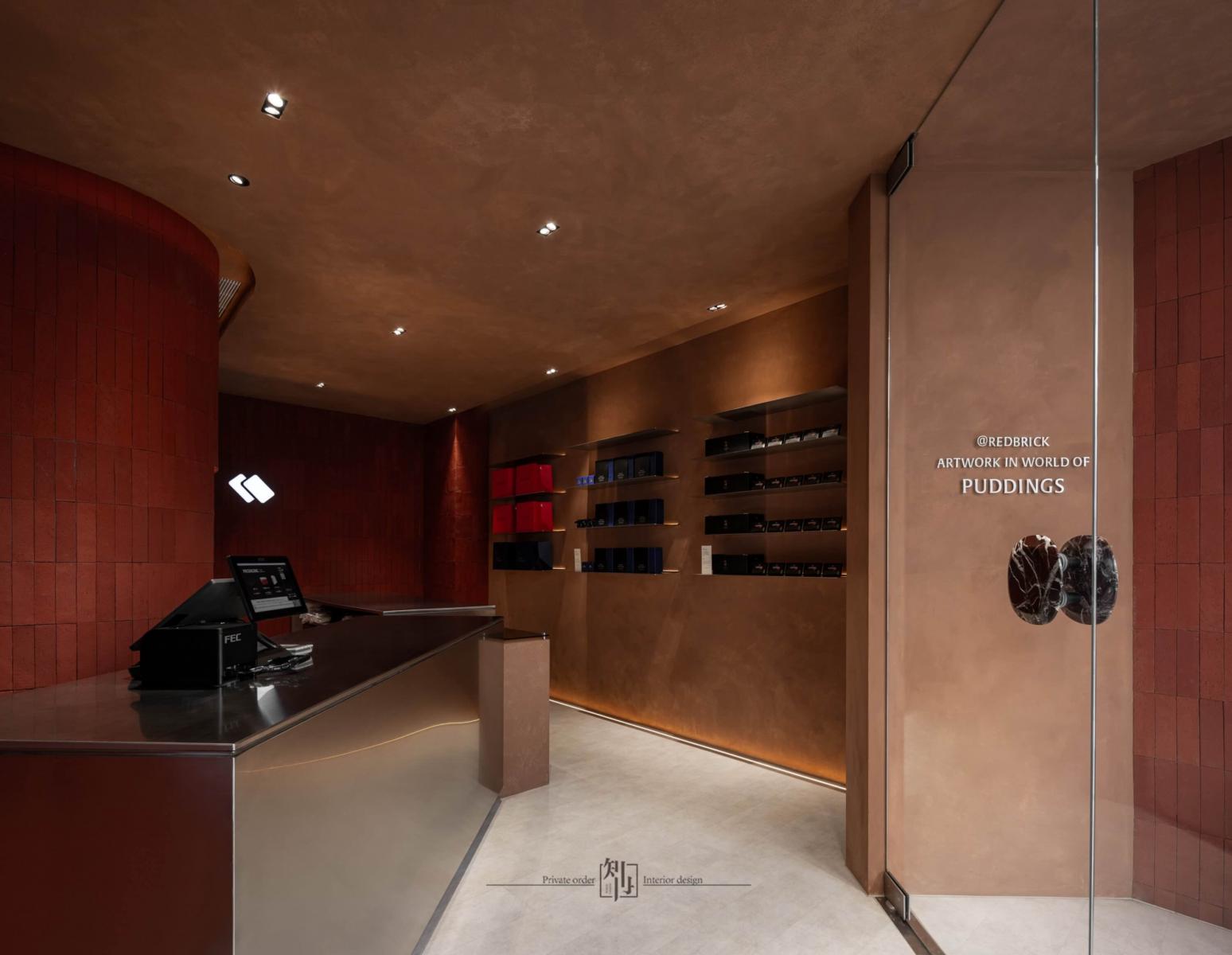 知冉設計為 Red Brick 打造兩家台南門市：安平店、崇信店，成為台南極簡的建築地標之一，紅色窯燒立磚的鋪陳，為整體空間增添侘寂氛圍。不全然只是為了買好吃布丁，而是透過空間的形塑，調慢客人在店內的時間。作為一個 35 年的甜點品牌，不全然只是透過商業空間盈利，而是帶領客人重新感受這座府城的人氣味，讓年輕的消費者更喜歡腳下的土地。