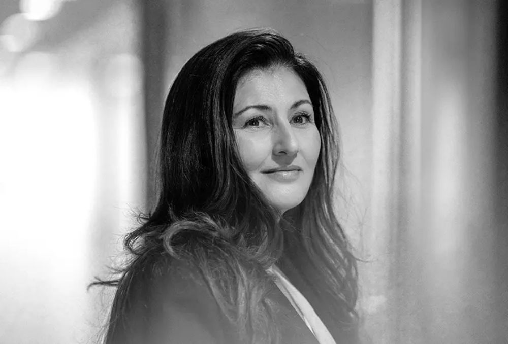 早在 2023 年，巴黎世家的母公司開雲集團（Kering）便已開始布局美妝市場，成立專責美妝部門，進一步擴展至香水與護膚品領域。集團延攬來自雅詩蘭黛（Estée Lauder）的高級副總裁暨總經理 Raffaella Cornaggia 擔任開雲美妝部門的執行長，統籌巴黎世家（Balenciaga）、Bottega Veneta（寶緹嘉）、Alexander McQueen（亞歷山大・麥昆）等品牌的美妝業務發展。