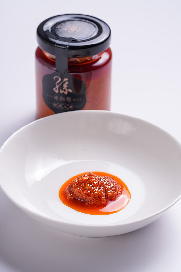 說到喜相逢麵館，許多老饕心中真正的白月光，其實是那一匙存在感極強的特製辣椒醬。