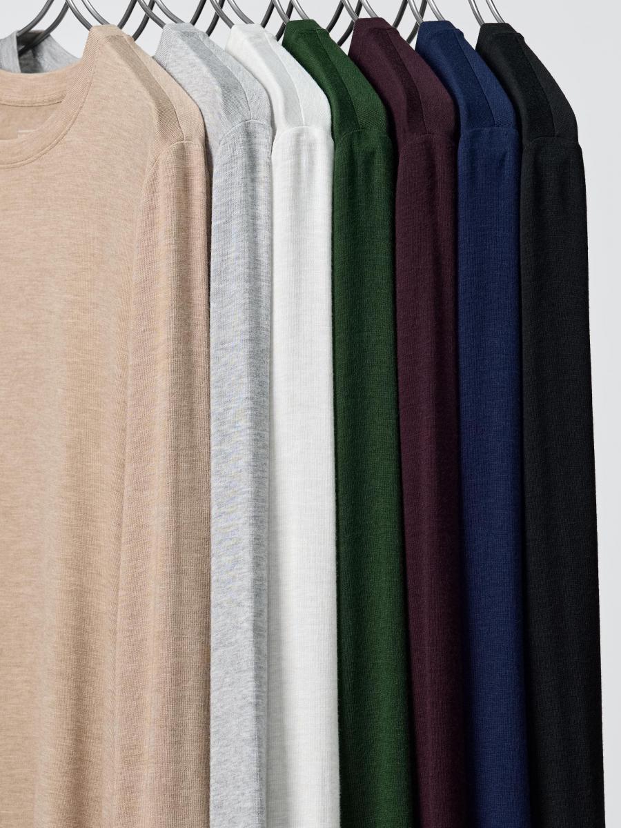 關於清洗方式，Uniqlo 官方建議「手洗」或「洗衣機弱水流模式」皆可，但務必使用洗衣袋，並將水溫控制在 40°C 以下。需特別注意的是，發熱衣不適合烘乾、乾洗，也不建議使用特殊洗劑，因為高溫與化學成分都可能破壞纖維結構，影響吸濕發熱功能。從洗標符號也能清楚辨識可行與禁忌的清潔方式。簡單來說，越是「溫和對待」，發熱衣的機能壽命就越長。若發現衣物即使正確洗滌仍明顯失去貼合度與保暖感，便是該汰換的訊號。