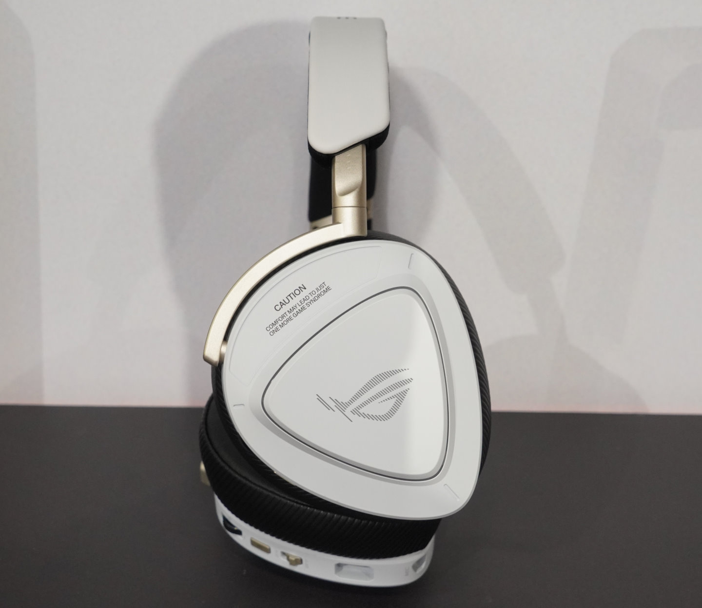 耳機其中一側為小島工作室標誌，另一側為ROG標誌。