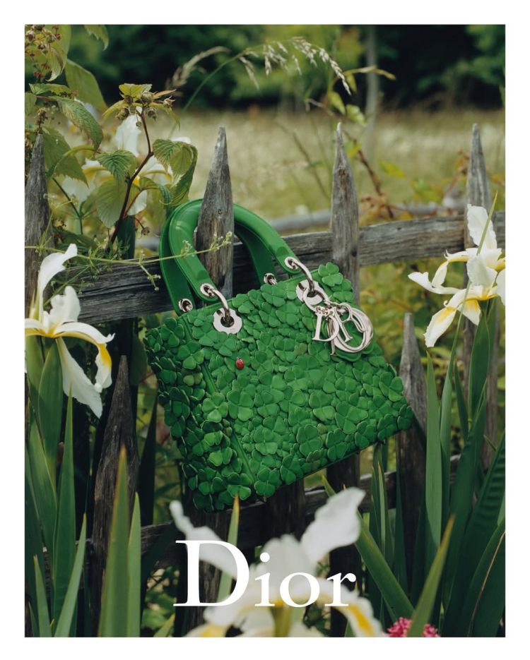 包身以立體四葉草覆蓋，點綴著小巧瓢蟲，營造出童趣卻精緻的細節。