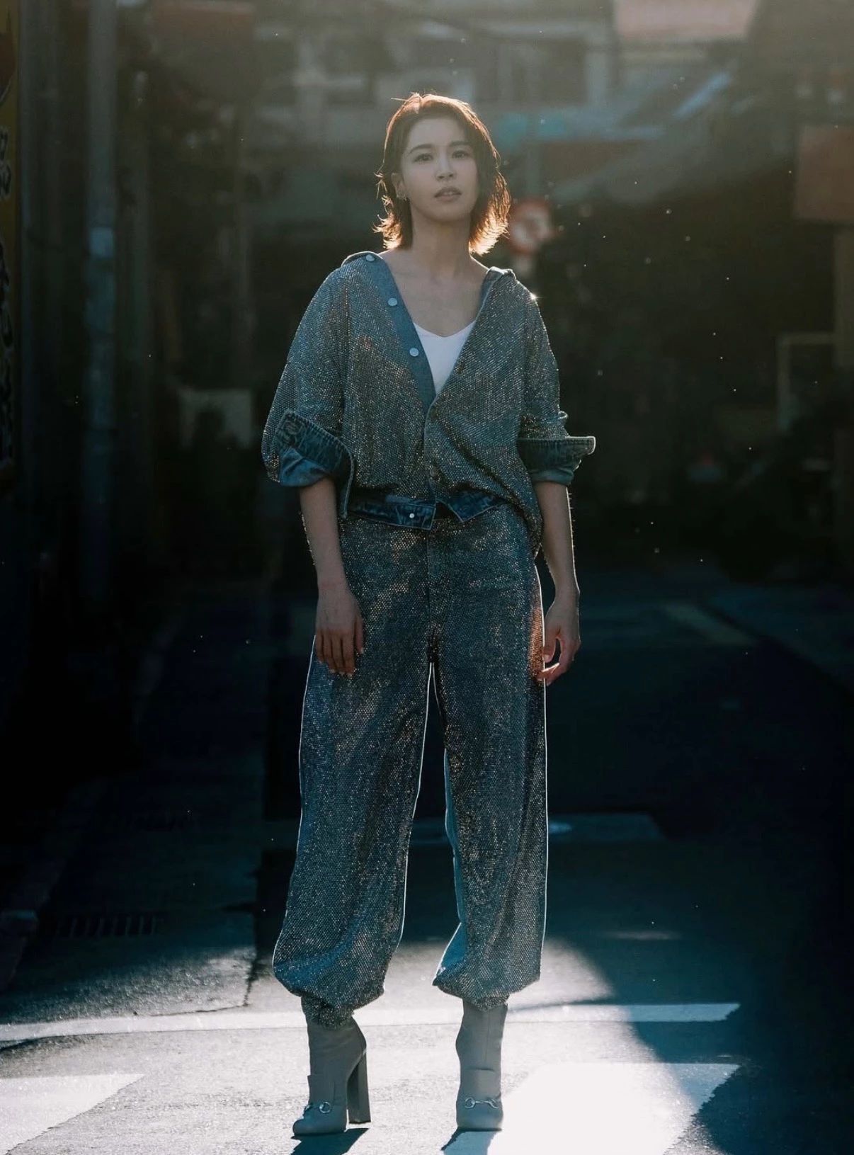 一直到近日，41 歲的曾沛慈加盟《乘風 2026》（又稱《乘風破浪的姐姐》第七季），即使面對蕭薔、李心潔、范瑋琪、徐夢潔、安崎、陳凱琳、徐潔兒...等一票實力派前輩，依舊在首次的人氣票選中，她以超過 20 萬票的成績「輾壓式奪冠」，直接領先第二名達 10 萬票以上，更有不少網友直呼節目組這次「壓對寶」！