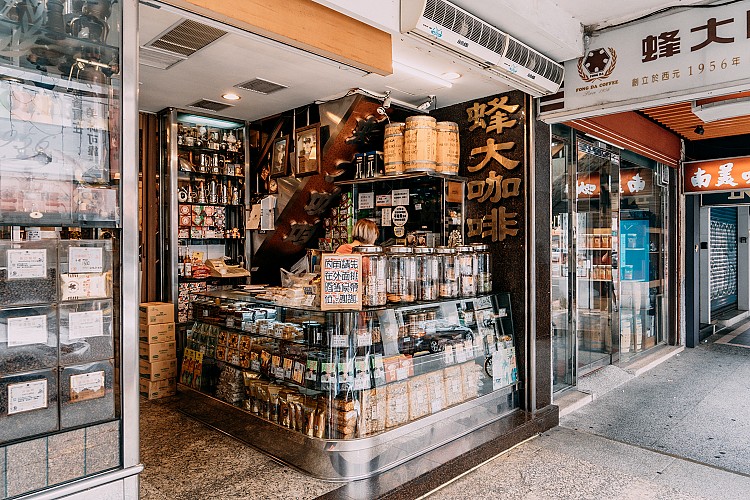 清晨的西門町，尚未被觀光人潮喧鬧佔據，蜂大咖啡的黑金香氣已率先滲進街角空氣。