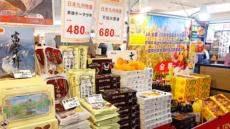大葉高島屋九州物產展-引進人氣伴手禮，不知火凸頂柑果凍6入680元；黑糖多拿滋棒16入480元。