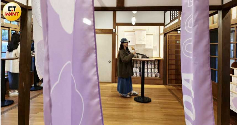 「OOA將軍府x陳耀訓‧麵包埠」提供立食桌，空間也巧妙地注入印刷報紙的紙卷、滾筒和油墨等元素。（圖／魏妤靜攝）