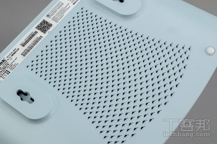 散熱孔散熱孔位於底部，透過壁掛孔進行墊高，可增加空氣流動帶走廢熱。