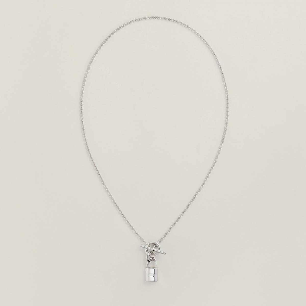 Cadenas 鎖釦原本是包款中極具機能性的設計元素，進入珠寶世界後，則被轉化為極富象徵意義的造型語彙。這款墜飾以純銀打造，完整保留旋轉鎖釦的結構美感，線條俐落、比例精準，在極簡中展現工藝張力。自 Pierre Hardy 接手 Hermès 珠寶系列以來，Cadenas 便成為串連品牌歷史與當代美學的重要角色。佩戴時，它像是一枚沉靜而堅定的宣言，不喧嘩卻自帶力量，特別適合偏好極簡、或中性風格的佩戴者。