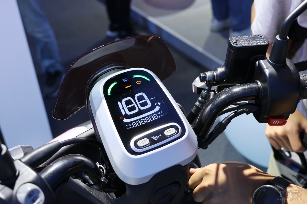 KYMCO Yogurt 125 光陽全新車款售價8.35萬元起，李多慧代言鎖定年輕機車族群