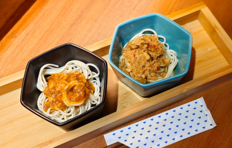 「豬肉蒜香」（左）、「豬肉酸菜」乾拌麵較一般純醬汁乾拌麵多了絞肉肉醬，更具飽足感。（圖／魏妤靜攝）