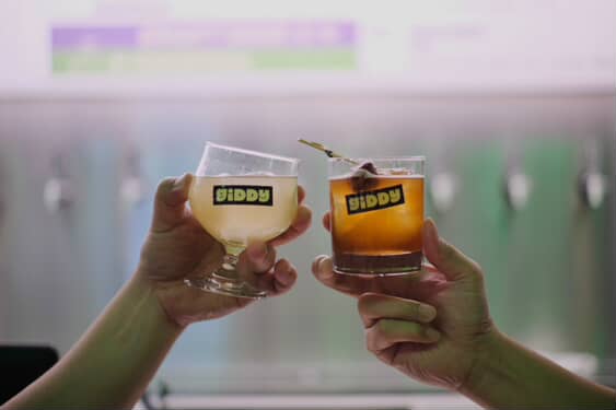 台南酒吧推薦》精選7間隱身巷弄內的台南特色酒吧，尋找府城微醺時光！