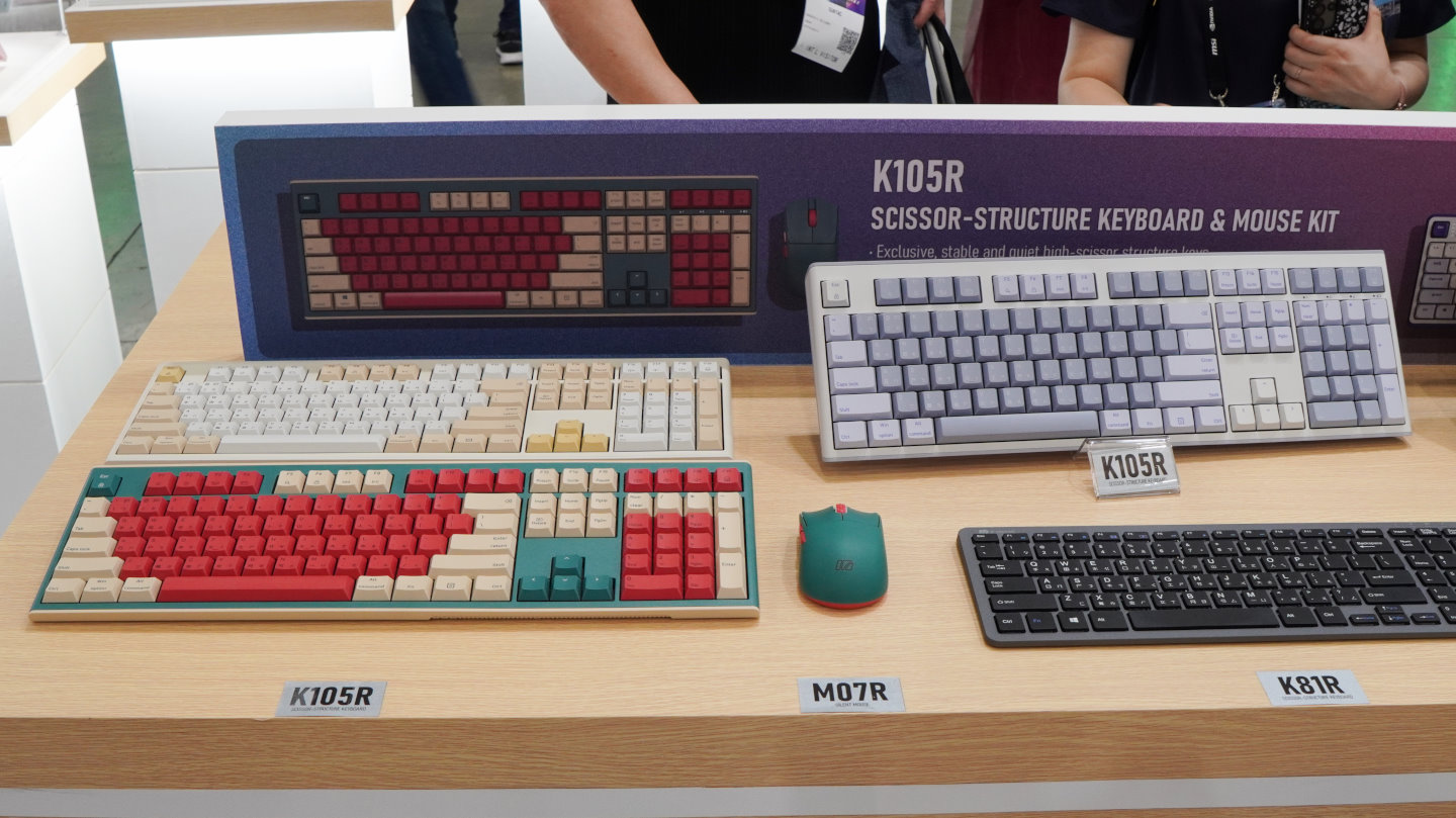 K105R提供淺棕、淺紫以及紅綠撞色等3種配色選擇。