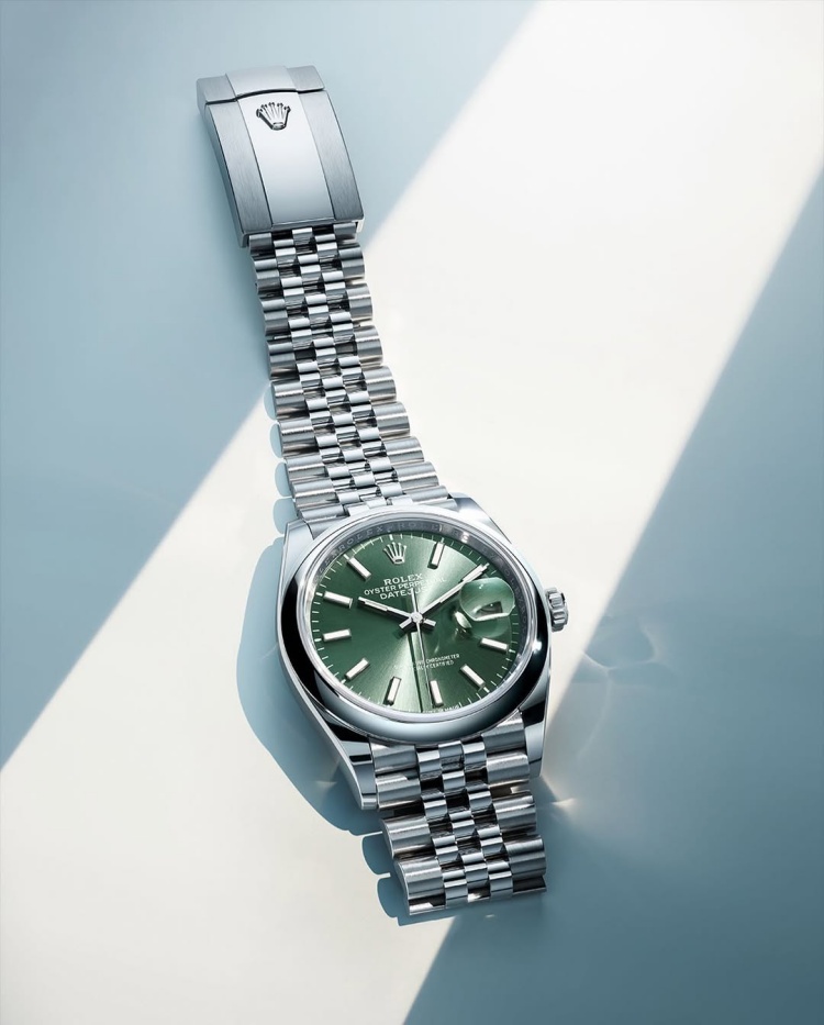 如果你是日本人，或幸運地持有日本居留證，也別高興得太早。這12款熱門錶款的銷售，還加上「年度限額」機制：一年內僅能購買其中任一款，而且五年內不得購買同一型號，無論面盤顏色或細節略有不同都一視同仁。