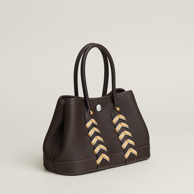 「Neo Garden 23 Bredies」包袋的尺寸上，如其名，該包款的大小約為 23 公分，其總體正確尺寸為長23 x 寬16 x 高10cm，可裝得下手機、錢包等物件，被視為最實用的小包，加上兩側 Clou de Selle 按扣可調整包口大小，可塑性極高的空間，讓該包袋能滿足日常的各種需求。