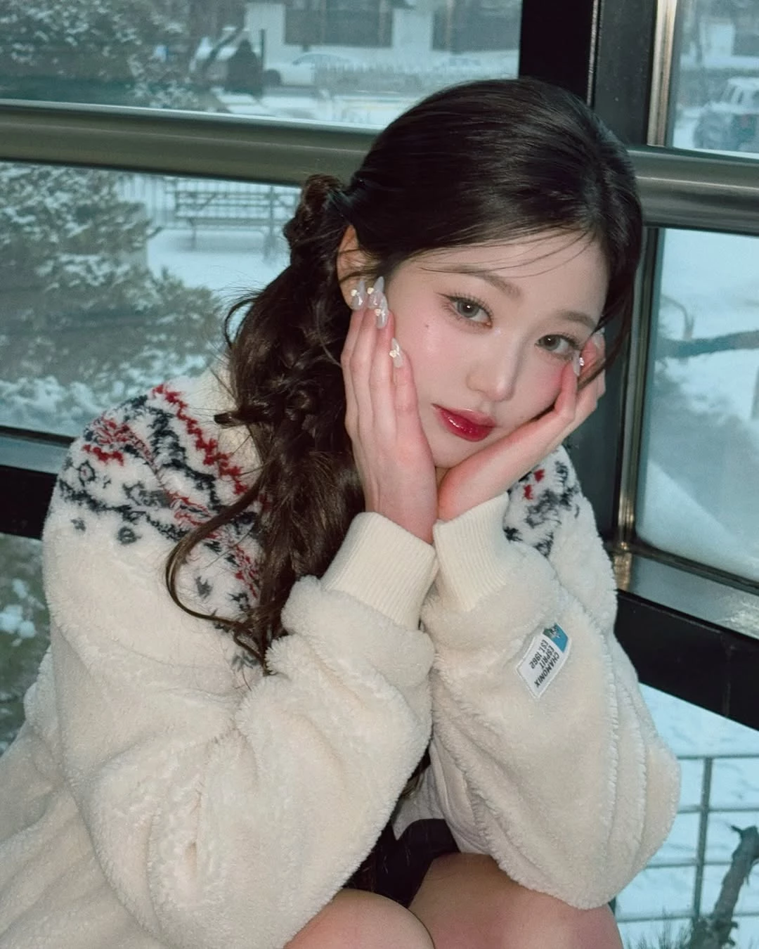 張員瑛髮型推薦10：花型側馬尾