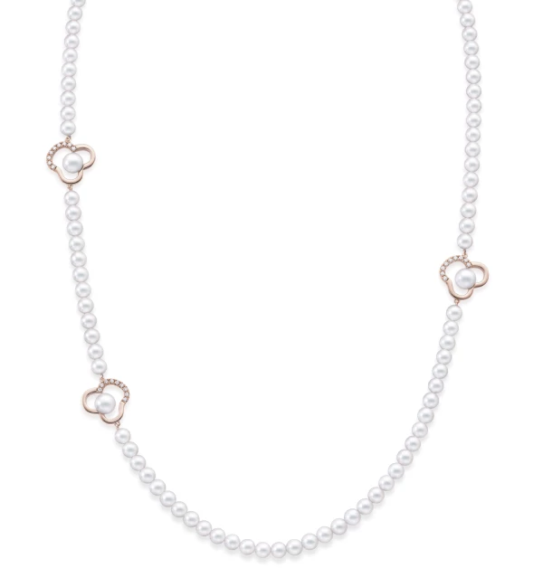 這條「chants」項鏈，將溫潤的阿古屋珍珠串成優雅長鏈，並在其中點綴以18K櫻花金鑲鑽打造的花瓣造型，彷彿春日繁花在頸間輕盈律動。長鏈的設計，賦予了穿戴更多可能性，無論是單圈配戴展現洗鍊氣場，或是繞成雙圈營造層次，都能展現豐富的造型張力。（商品價格約：NTD 425,000）