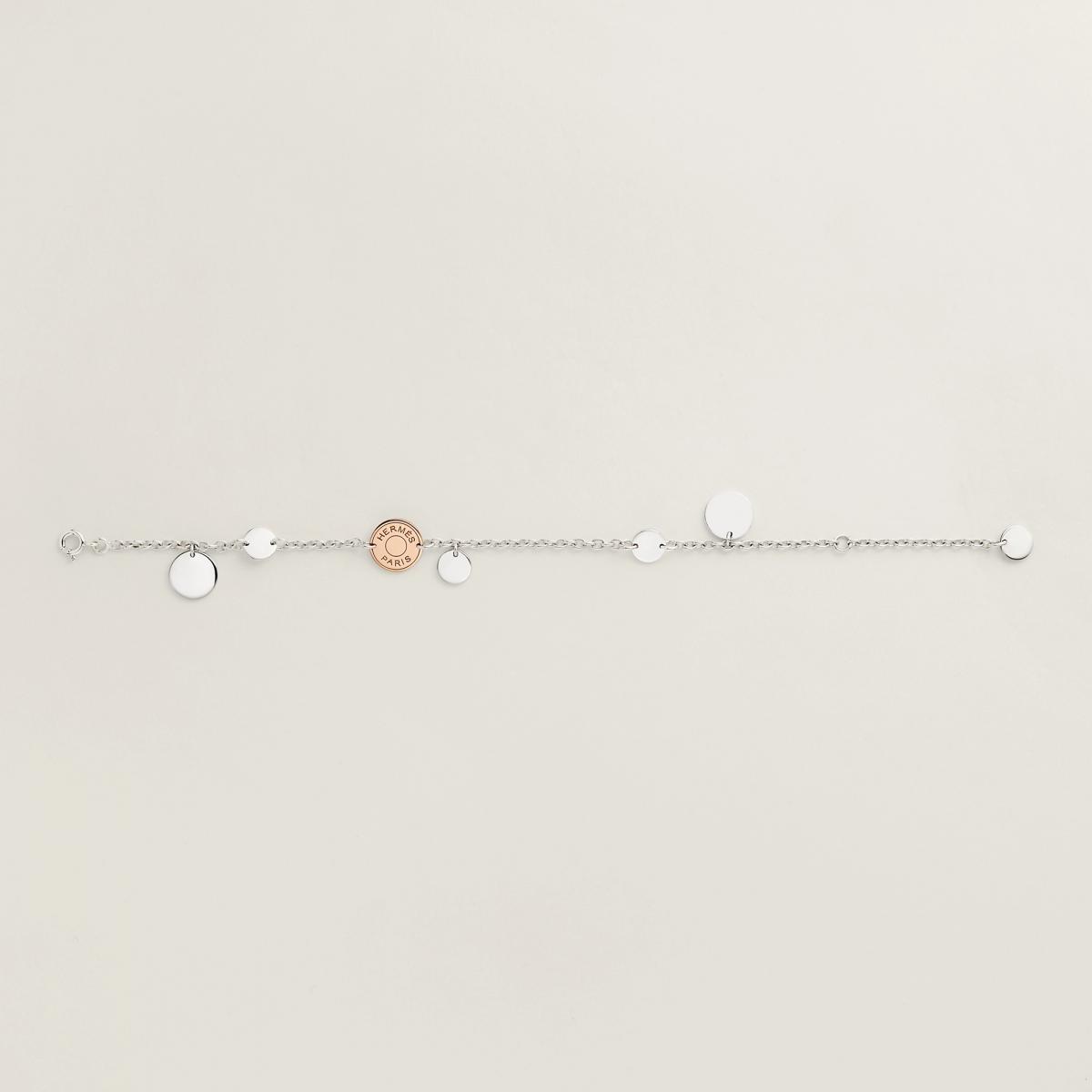 Ex-Libris 系列直接回望愛馬仕最初的馬術根源。從19世紀的鞍具工坊到今日的高級珠寶，這枚家徽圖騰成為品牌精神的濃縮象徵。純銀與18K玫瑰金的搭配，讓整體色調更有層次，既保留歷史厚度，也兼具現代感。這款手鍊不像裝飾，更像是一枚身份標記，佩戴在手腕上，低調卻極具文化深度，適合重視品牌精神與故事背景的收藏型買家。