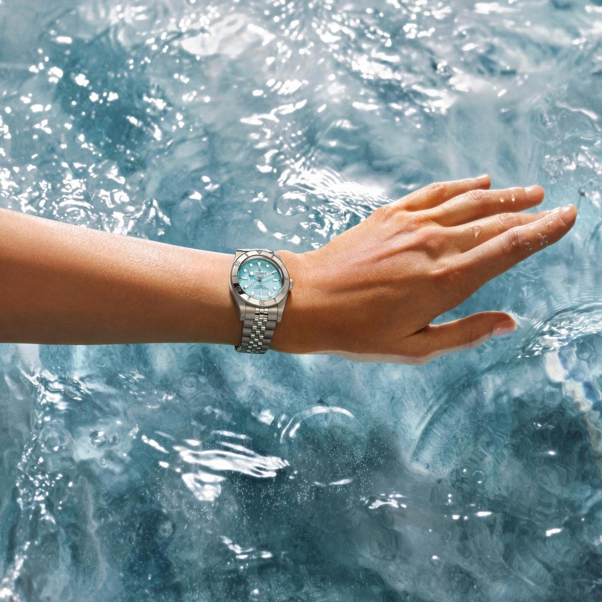 當錶盤上標註「30米防水」時，這並不代表腕錶能在水下30米安全運作，而是源於實驗室在靜態壓力下的測試數據。現實生活中，洗手、揮動手臂，甚至水面拍打時產生的瞬間壓力，往往比靜態測試更強，因此30米防水僅能應付日常潑水或雨滴。