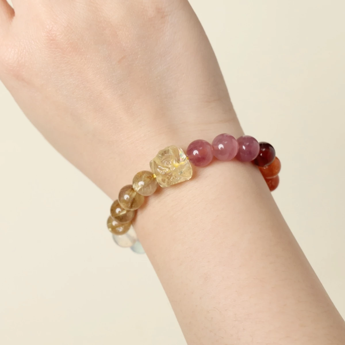 在 2026 年，透過正確的「顏色」導引，能幫助你在火馬年的烈火中保持頻率穩定，天然水晶正是這些色彩能量的最佳載體，在火旺之年情緒容易起伏，常導致財來財去、守不住成果，如果是想要招財與穩固事業，則推薦首選「黑色、黃色系」水晶；如果想要桃花與人際修復，要將磁場變得溫潤且吸引生命中的貴人，暖色調的水晶則是最佳選擇。