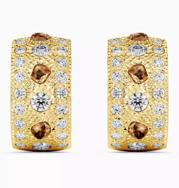 「Talisman」系列，充分展現了De Beers對鑽石原礦與工藝美學的獨到賞析，透過原石與拋光鑽石的結合，打造出極具力量感與神祕氣息的標誌性風格。