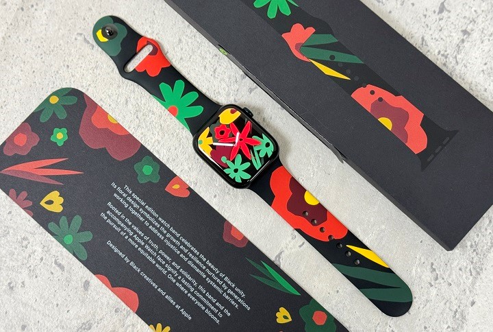 Apple Watch 今年推出的 Black Unity 運動錶帶，在花朵中創造一些變化，讓每個錶帶都是獨一無二的設計。