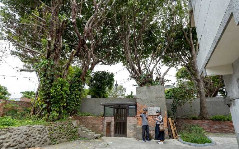 地下甬道目前唯一開放的入口藏在大樹底下，需參加導覽才能一探究竟。（圖／焦正德攝）