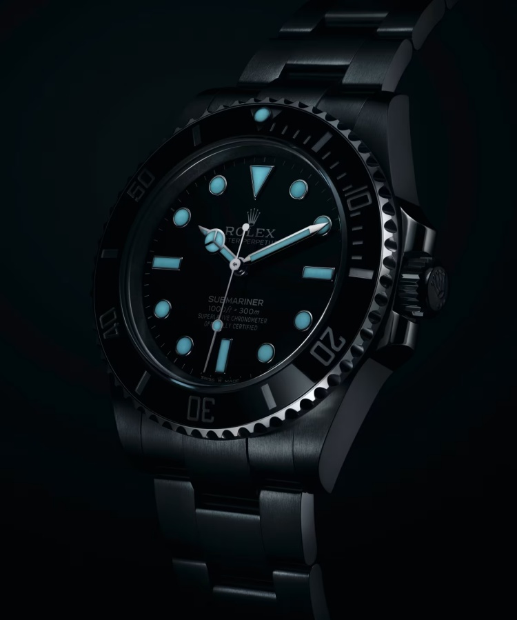 水鬼的夜光功能不僅是為了「漂亮」，更是為了「看得見」。Chromalight 夜光技術能在漆黑環境中持續發出亮度穩定的藍光，並且亮度可維持長達8小時，比傳統夜光更持久。指針與時標採三角形、圓形、長方形的幾何配置，這種極簡組合並非美學取向，而是為了讓潛水員能在0.1秒內判讀時間。這份設計哲學在40+女性的生活中同樣適用：看演唱會、暗光會議室、或是凌晨出門搭飛機，都能一眼掌握時間。更重要的是，這種清晰、俐落、永不過時的錶面設計，讓水鬼成為少數能在「運動、正裝」兩端自由切換的款式。它沒有花裡胡哨的外型，反而以極簡語彙打造高級感——像許多歷經世事的輕熟女一樣，越成熟越懂得用「留白」呈現質感。
