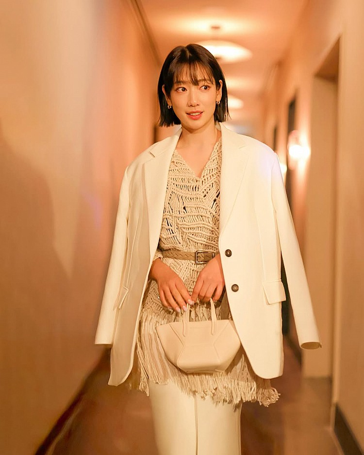 朴信惠黑短髮造型靈感4：一刀切油頭