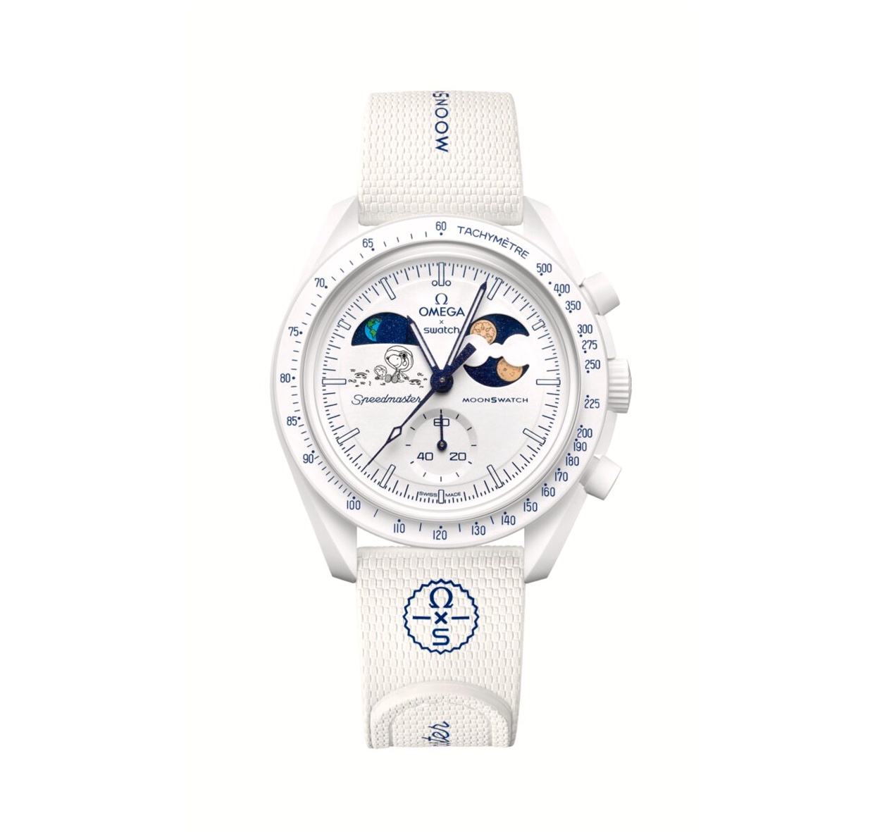 MoonSwatch 再度以 Snoopy 為主角，這次冬季限定的 Cold Moon 版本中，將夜色與雪景變成腕上的小型童話。純白 Bioceramic 生物陶瓷錶殼像新雪般潔淨，深藍月相盤上的滿月則以 Moonshine™ Gold 點亮，而最讓藏家著迷的，是每只錶皆擁有獨一無二的「雪花雷射雕刻」月相盤——沒有兩片雪花會相同。9點鐘位置的史努比與糊塗塌克穿著太空裝，安靜坐在雪地凝望星空，為整體添上一抹溫柔幽默。延續 Speedmaster 的標誌性細節如 Dot-over-90 測速計，使童趣外表下仍保有專業時計語彙。更具話題的是其販售方式：12月4日起，全球各地僅會在「瑞士下雪時」重啟販售，替這款腕錶增添一份浪漫的不確定性。這不只是一款錶，更是一場等待落雪的翹首期盼。