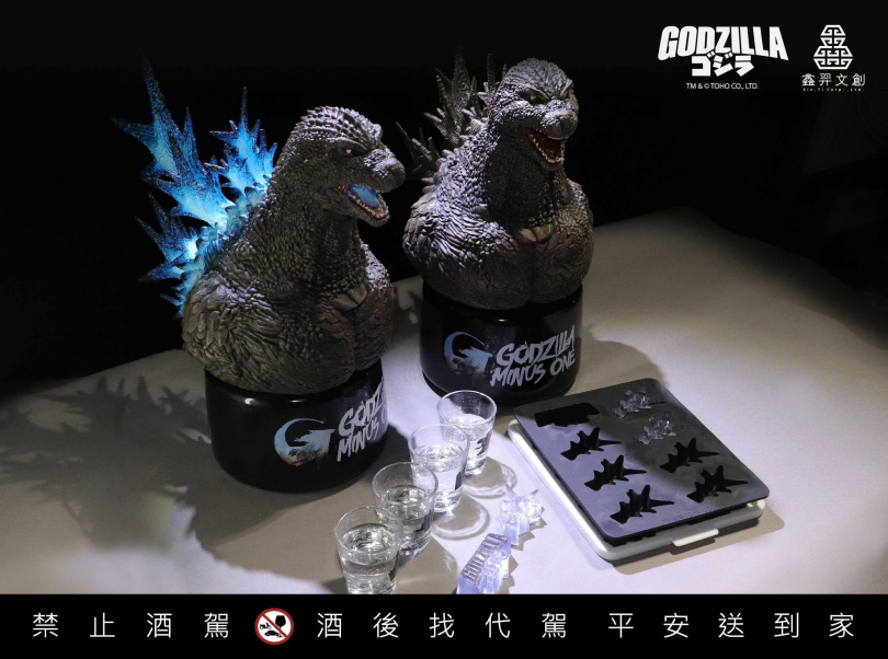 《哥吉拉系列造型紀念酒－哥吉拉-1.0款》共推出兩種版本：基本版；熱線版（背鰭發光）全數採限量登記，並附流水編號產品保證卡與典藏包裝，象徵獨一無二的收藏價值，2025年12月3日早上11點起可於鑫羿文創及7-ELEVEN ibon 機台訂購。（圖／品牌提供）