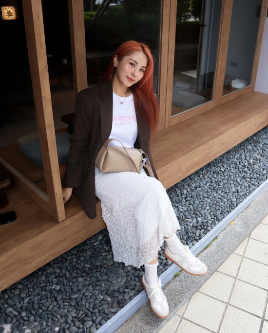 白色經典德訓鞋春夏穿搭推薦，搭配長裙展現清新氣質與時尚品味 圖片來源：@demitzuchang_