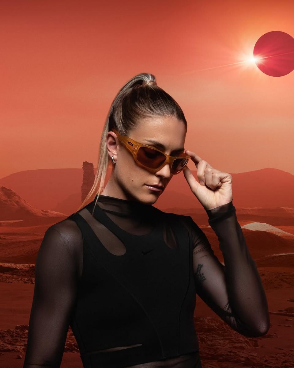 談起 Oakley，許多人首先想到的是它那種近乎科幻、擁有機械精密感的未來主義外型。