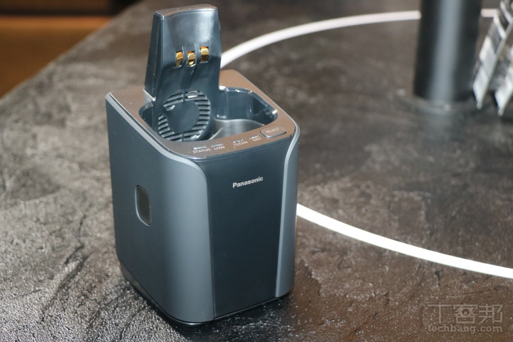 Panasonic LAMDASH PRO 6 電鬍刀也配備專用的「全自動洗淨充電座」，主打「1機4效」功能組合，也就是你只要把電鬍刀放上去，洗淨、除菌、烘乾、充電全都自動一次搞定，整套流程大約 90 分鐘完成。